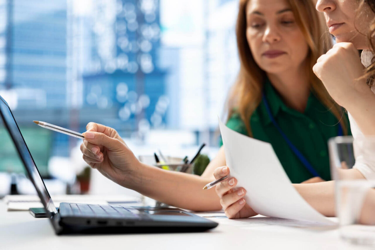 Dyferencjał semantyczny – jak wykorzystać skalę semantyczną w kwestionariuszu ankiety? 1 Dwie kobiety pracujące przy laptopie w biurze. Jedna wskazuje długopisem na ekran laptopa, a druga trzyma kartki papieru i obserwuje. Temat: Dyferencjał semantyczny - co to jest i jak wykorzystać w kwestionariuszu ankiety?